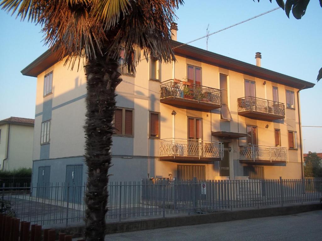 um edifício com uma palmeira em frente em Appartamento Gronda Lagunare em Tessera