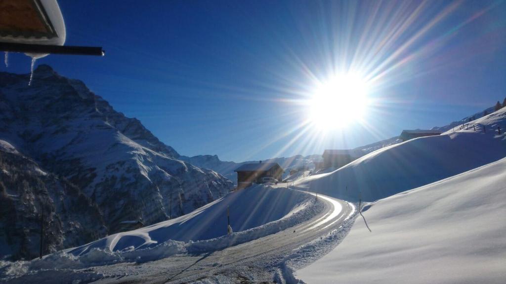 a sun is shining on a snow covered mountain at Dem Himmel ein Stuck näher in Thalkirch