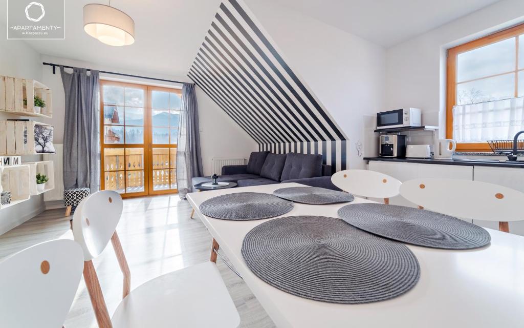 Kuchyňa alebo kuchynka v ubytovaní Wonder Home - Apartamenty w spokojnej okolicy, z widokiem na góry