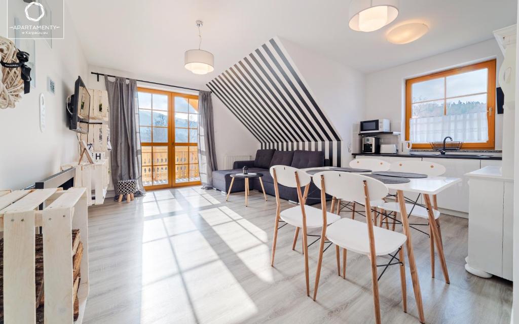 Kuchyňa alebo kuchynka v ubytovaní Wonder Home - Apartamenty w spokojnej okolicy, z widokiem na góry