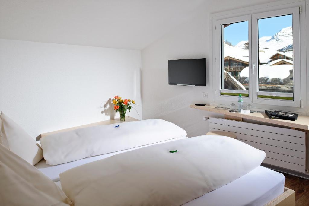 Postel nebo postele na pokoji v ubytování Park-Hotel Saas- Fee