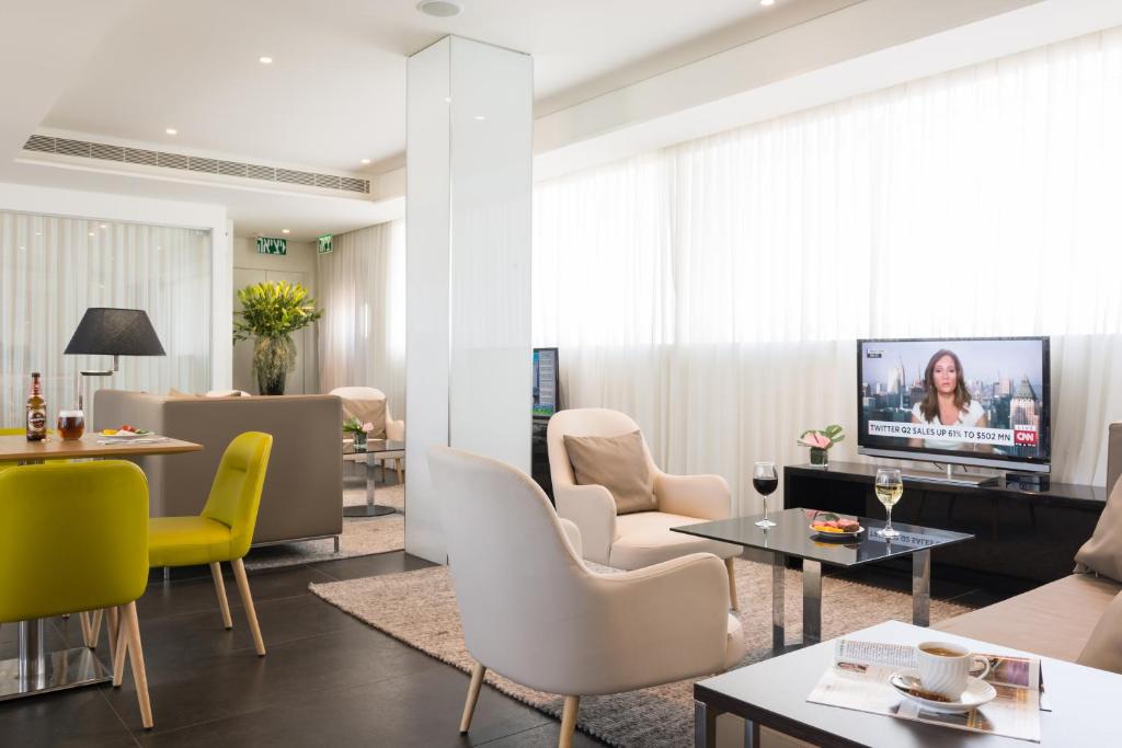 TV a/nebo společenská místnost v ubytování Leonardo Plaza Netanya Hotel