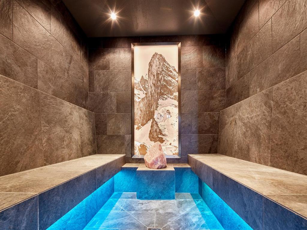 Bazén v ubytování Hotel Berghof Crystal Spa & Sports nebo v jeho okolí