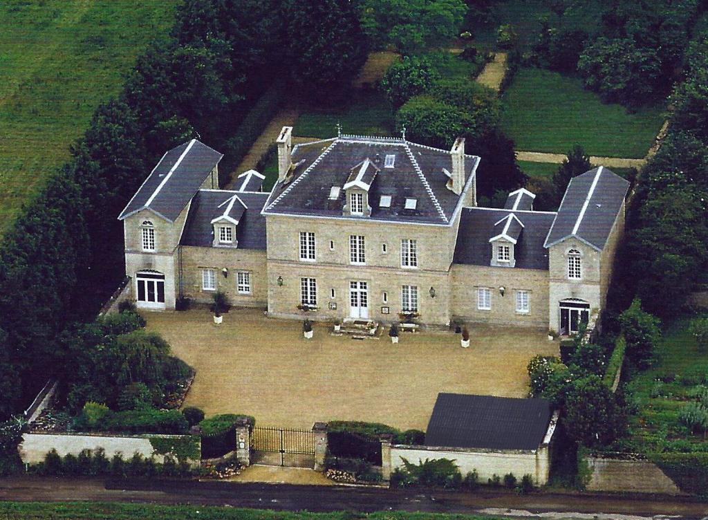 an aerial view of a large house with a large yard at Victoria Arromanches B&B in Tracy-sur-Mer