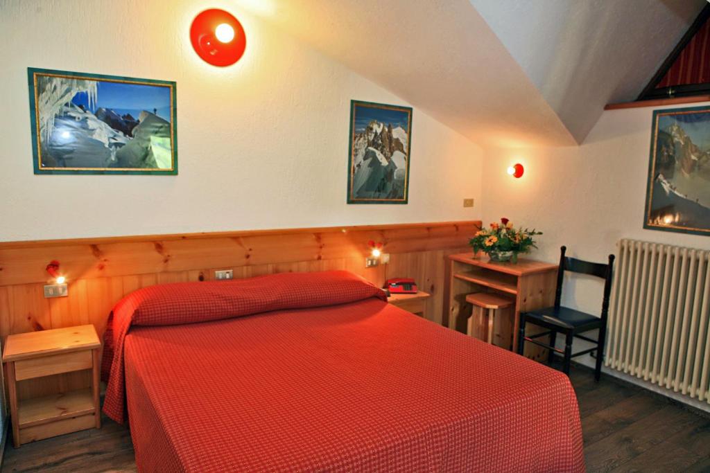 Кровать или кровати в номере Albergo Le Marmotte