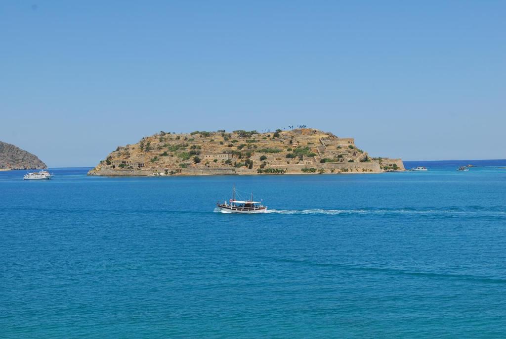 een boot in het midden van een grote hoeveelheid water bij Athina Villas in Elounda