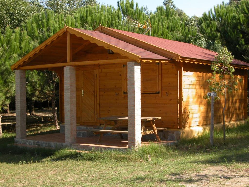 a wooden cabin with a picnic table in it at Bungalows y Glamping Medina Sidonia in Medina Sidonia