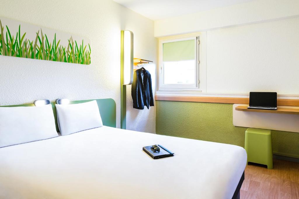 Postel nebo postele na pokoji v ubytování ibis budget Lyon Gerland