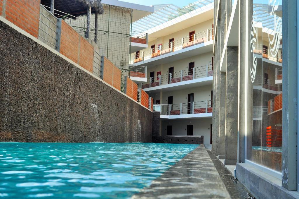 una piscina frente a un edificio en Gran Hotel de Lago - Shushufindi, en Shushufindi