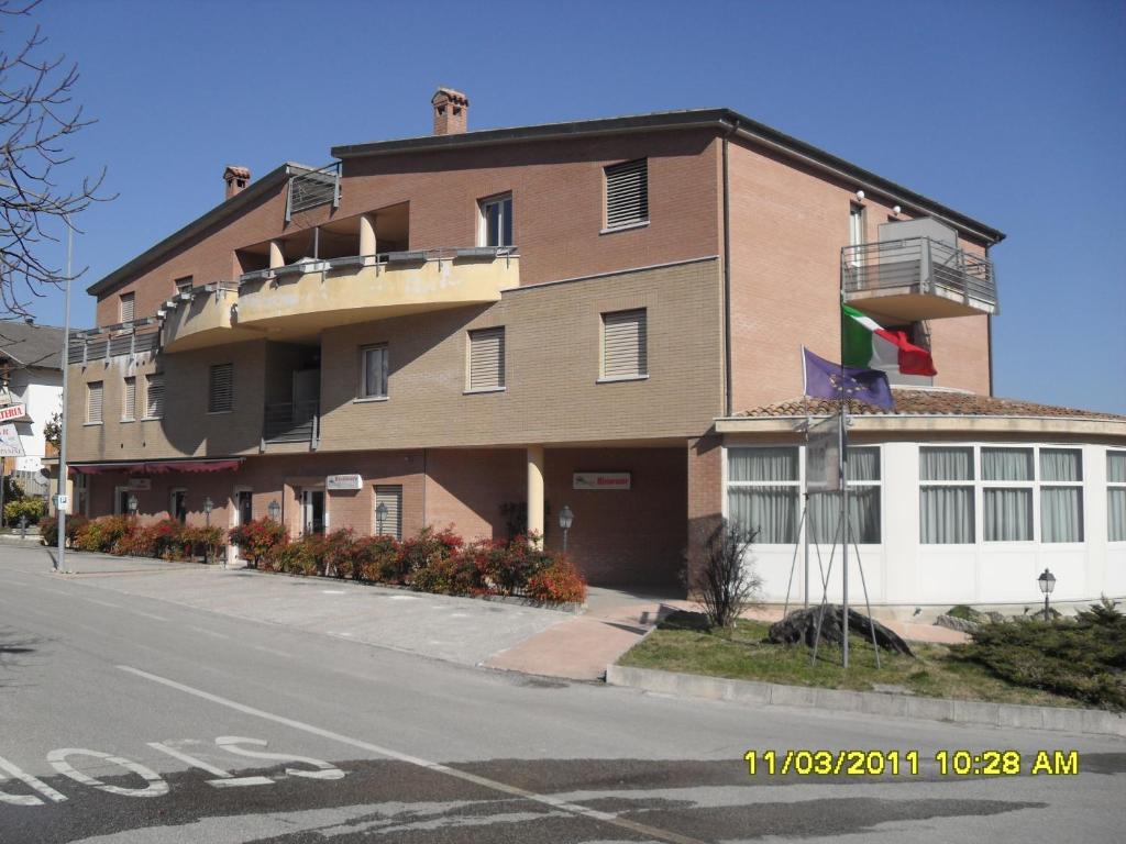 ein großes Gebäude an der Ecke einer Straße in der Unterkunft residence la collinetta in Cagli