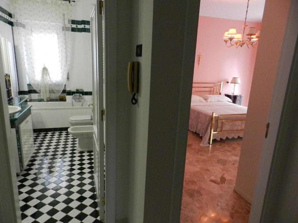 un bagno con una camera da letto con un letto e una vasca di Annunziatella95 a Matera