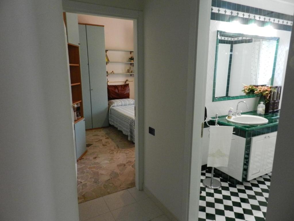 un bagno con lavandino e specchio di Annunziatella95 a Matera