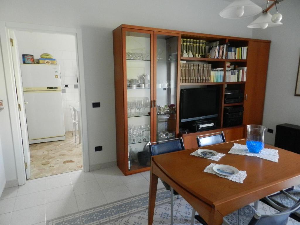 un soggiorno con tavolo da pranzo e TV di Annunziatella95 a Matera