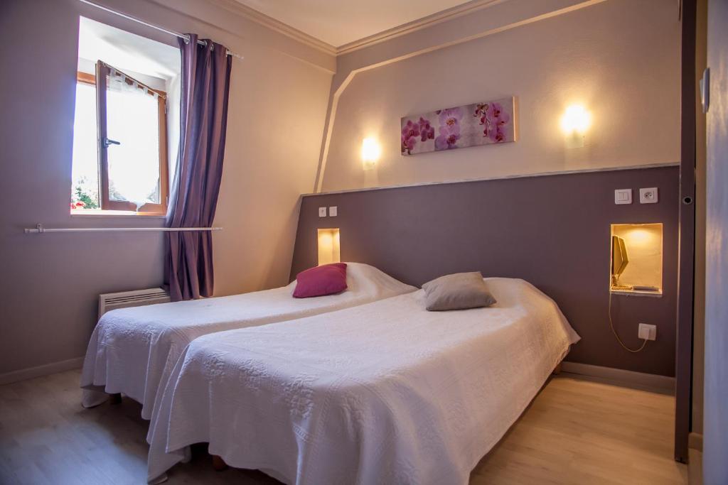 Postel nebo postele na pokoji v ubytování Logis Hotels - Auberge de l'Île - Hôtel 3 étoiles et Restaurant