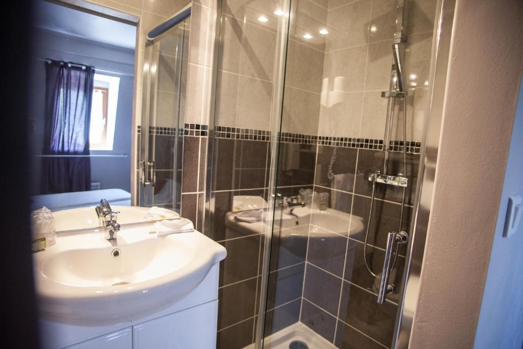 Koupelna v ubytování Logis Hotels - Auberge de l'Île - Hôtel 3 étoiles et Restaurant