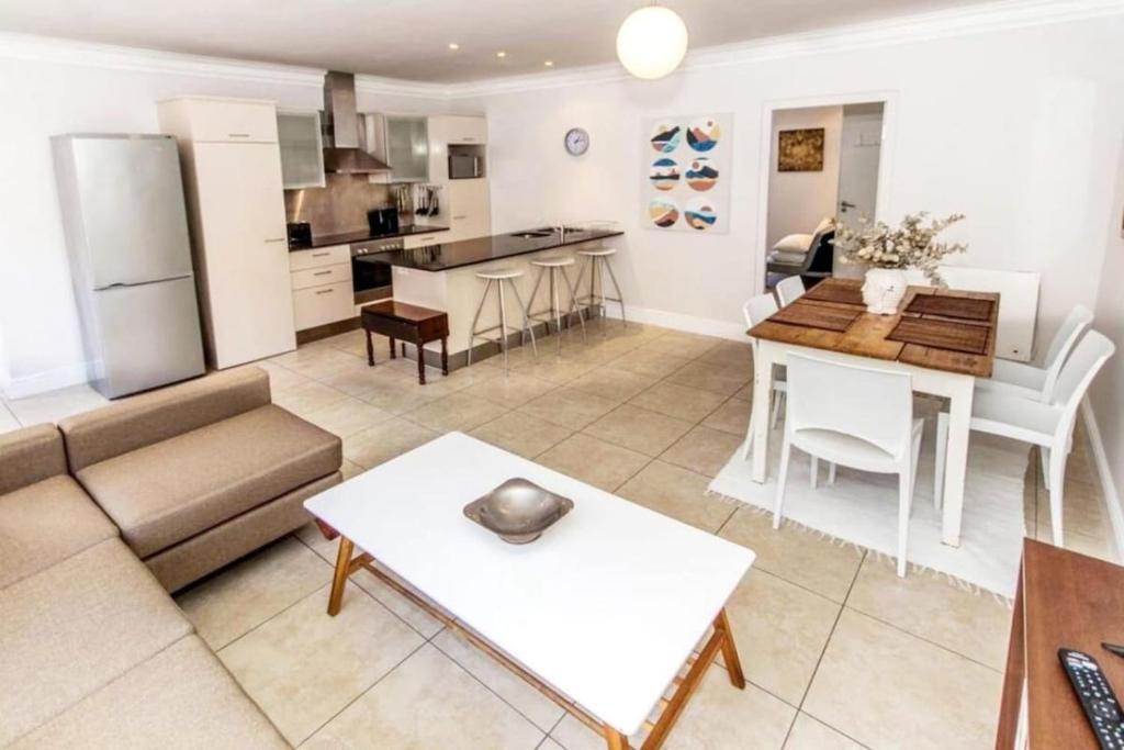 One Bed Apt Sea Point Spacious, Secure and Central, Cape Town (updated ...