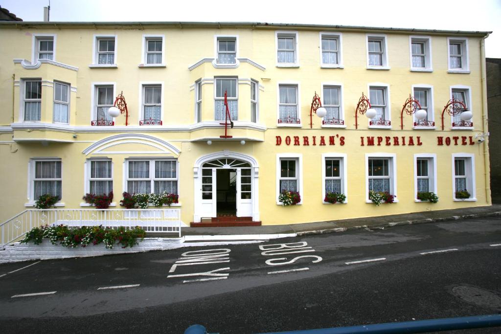 un edificio giallo con sopra l'hotel Wordsania di Dorrians Imperial Hotel a Ballyshannon