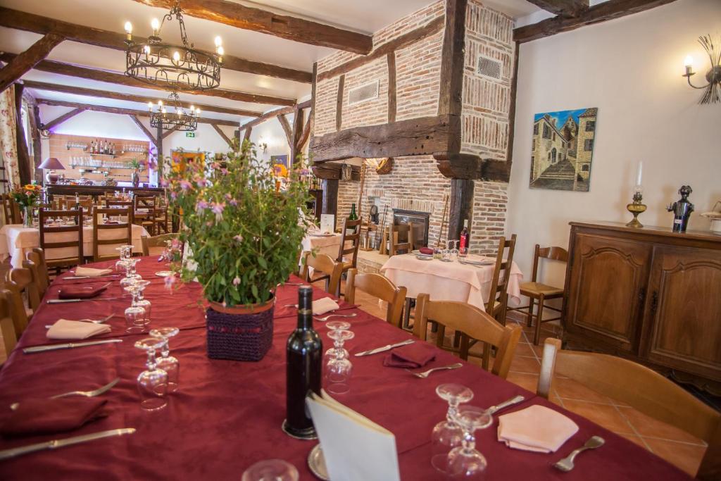 Restaurace v ubytování Logis Hotels - Auberge de l'Île - Hôtel 3 étoiles et Restaurant