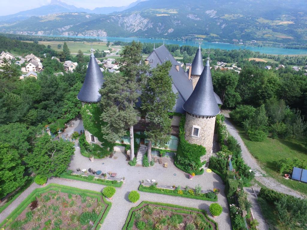 - une vue aérienne sur un château avec deux tourelles dans l'établissement Chateau De Picomtal, à Crots