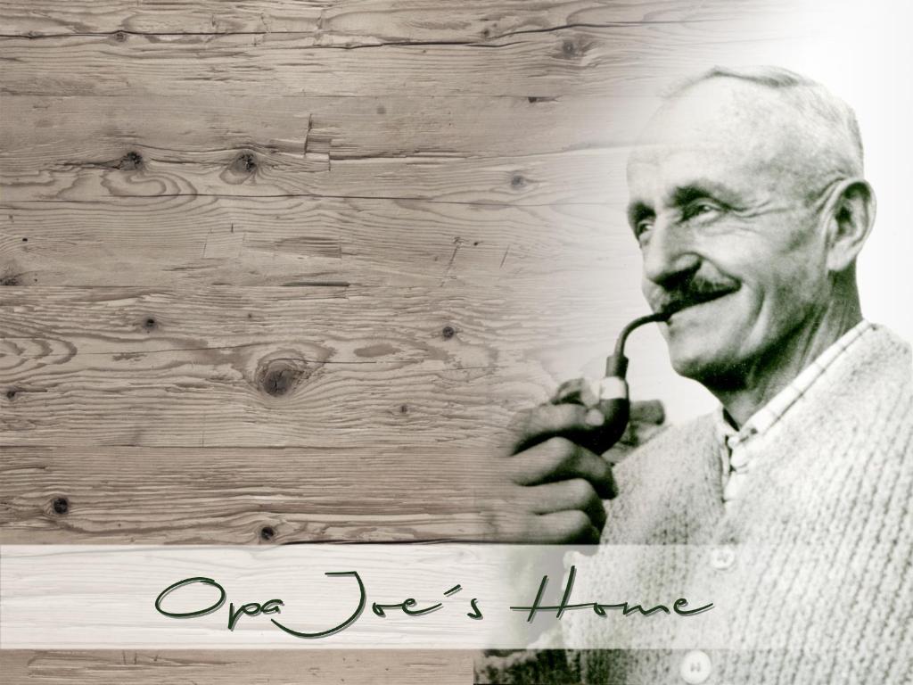 Ein Mann redet mit einer Pfeife im Mund. in der Unterkunft Opa Joe's Home in Reutte