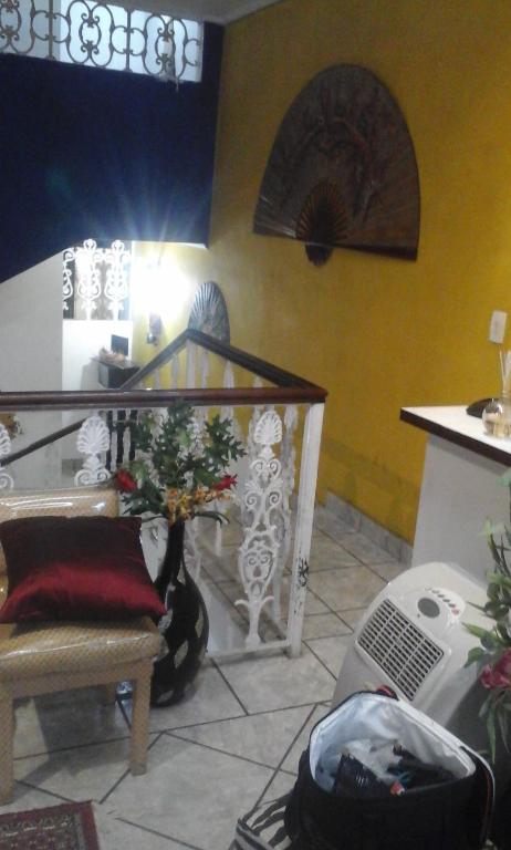 een kamer met een tafel en een stoel met een plant bij Residencia familiar in Sao Paulo
