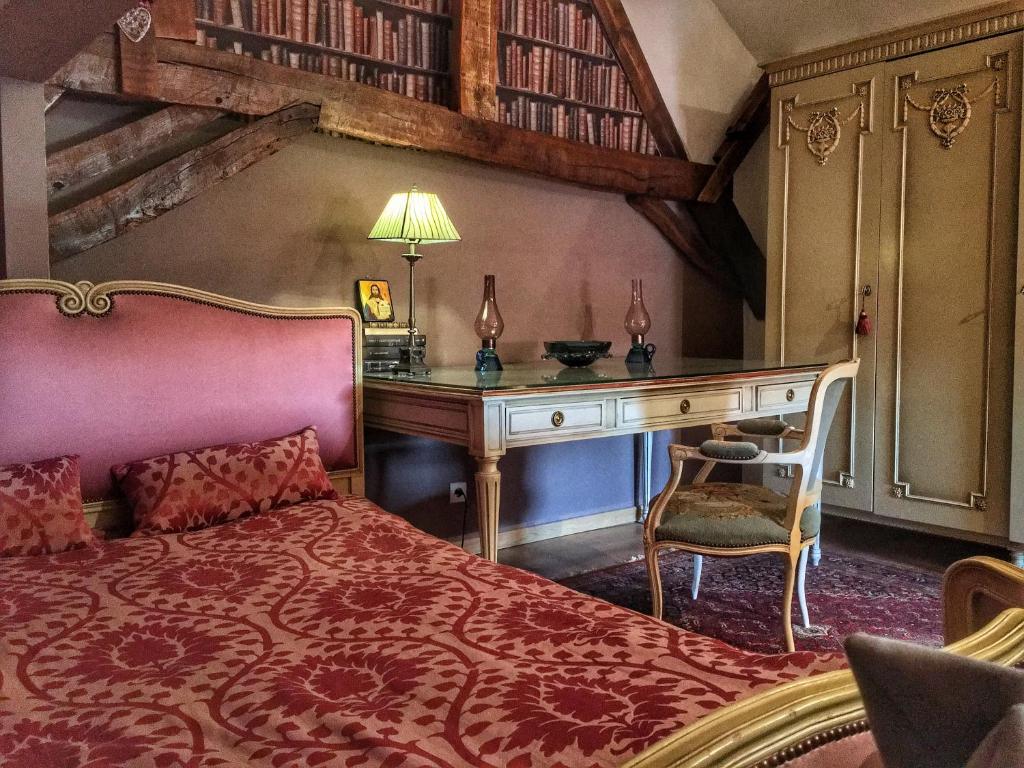 a bedroom with a bed and a desk at Mara Ath in Rebaix