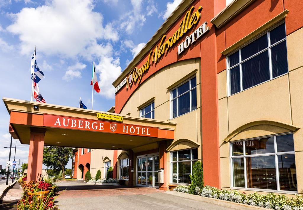 una entrada a un hotel con bandera americana en Auberge Royal Versailles en Montreal