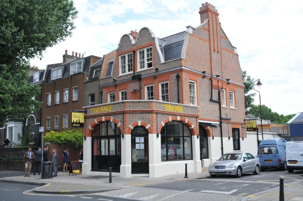 a building on the corner of a city street at The Grange Pub in London