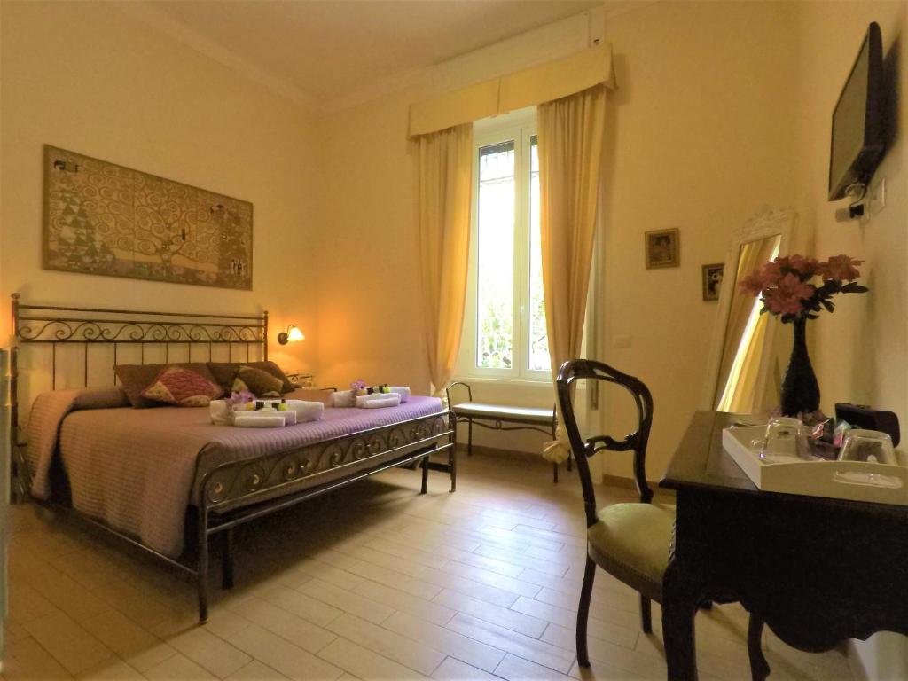 - une chambre avec un lit, une chaise et une fenêtre dans l'établissement Tucci's Roma Guest House, à Rome