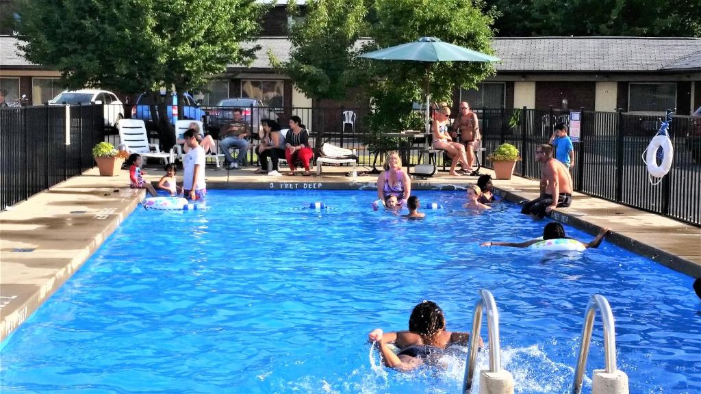 Piscina en o cerca de Swiss Cottage Inn