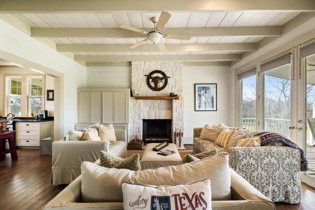 Cozy Ranch Home minutes from Brenham Bellville Round Top, Brenham ...