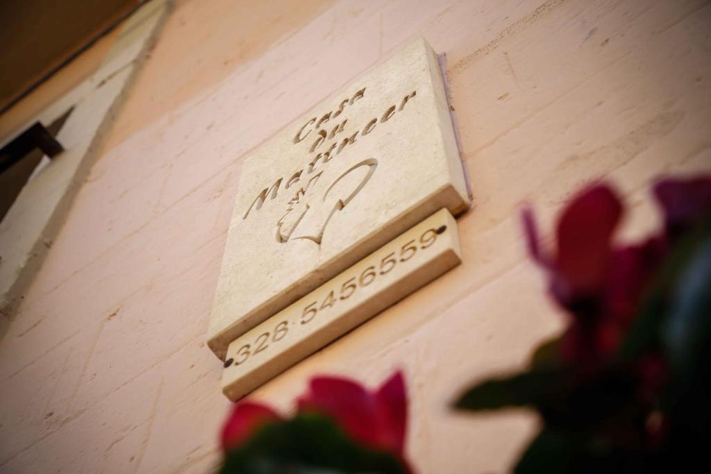una señal en una pared con escritura en ella en Casa Du Mattneer, en Matera