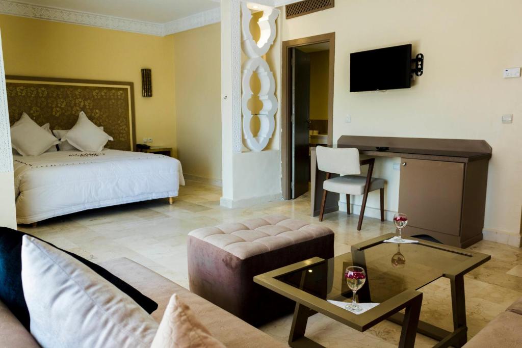 Postel nebo postele na pokoji v ubytování Zalagh Kasbah Hotel & Spa