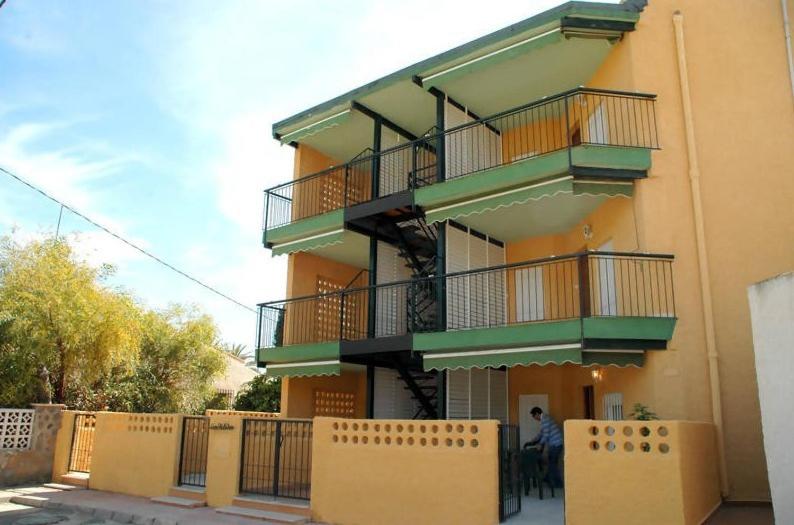 budynek z balkonami z boku w obiekcie Apartamentos los Boliches w mieście Puerto de Mazarrón