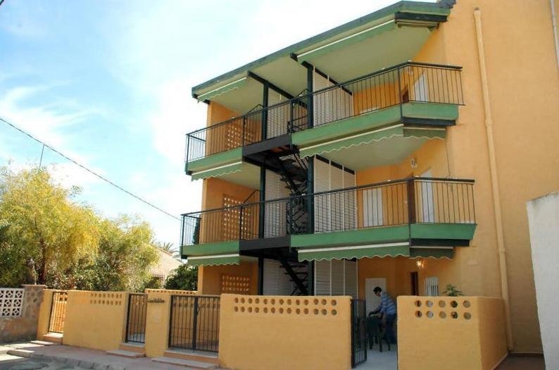 un edificio con balcones en un lateral en Apartamentos los Boliches, en Puerto de Mazarrón