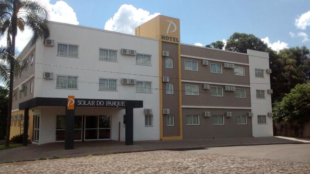 un bâtiment avec un panneau indiquant une impulsion sacrée dans l'établissement Hotel Solar do Parque, à Tabapira