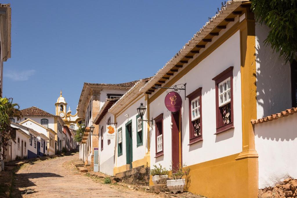uma rua numa cidade com edifícios coloridos em Pousada Do Ó em Tiradentes