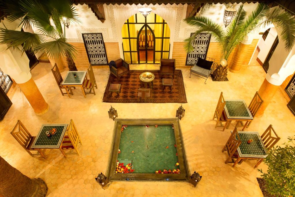 La alberca dentro o cerca de Riad Jnan El Cadi