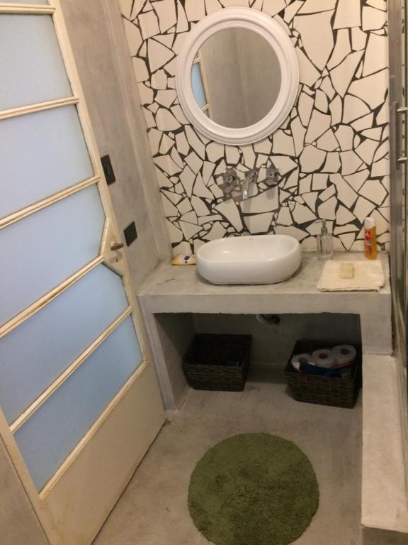 uma casa de banho com um lavatório e um espelho em Guatemala em Buenos Aires