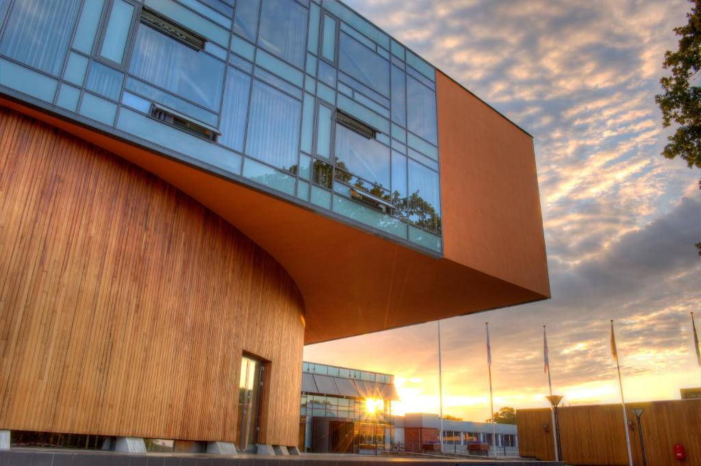 een gebouw met een balkon aan de zijkant bij Vingsted Hotel & Konferencecenter in Bredsten