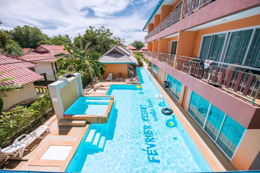 Výhled na bazén z ubytování Lanta Fevrier Resort nebo okolí