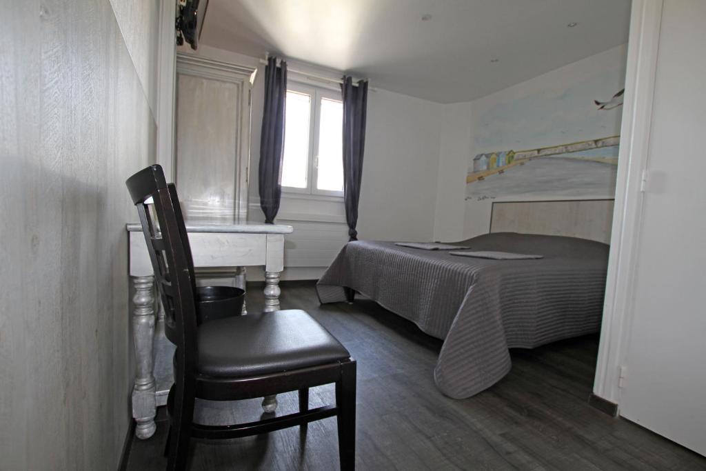 Postel nebo postele na pokoji v ubytování Logis - Le Neptune Hôtel & Restaurant