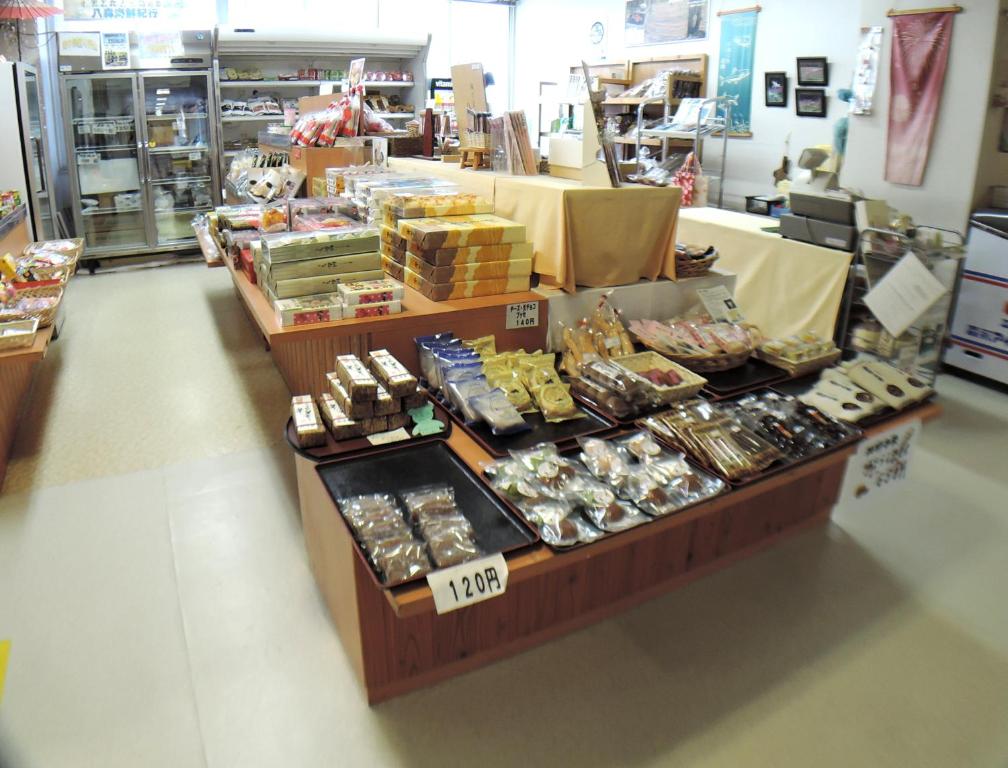 Supermarket nebo jiné obchody v  ryokanu nebo okolí