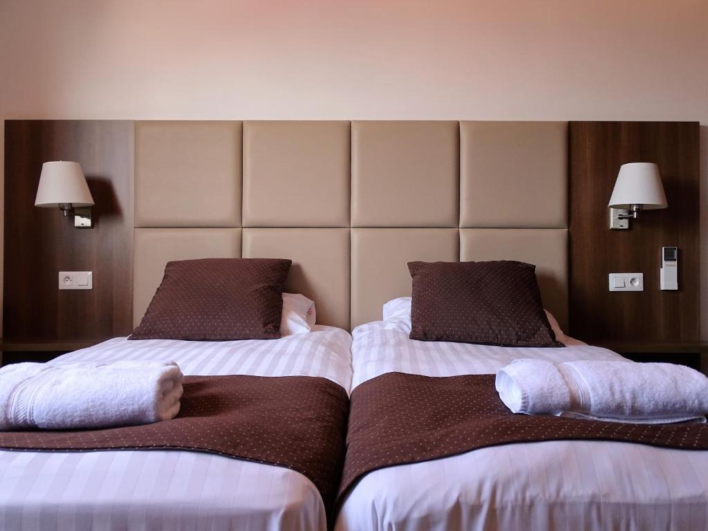 Postel nebo postele na pokoji v ubytování Logis Hotel Cara Sol