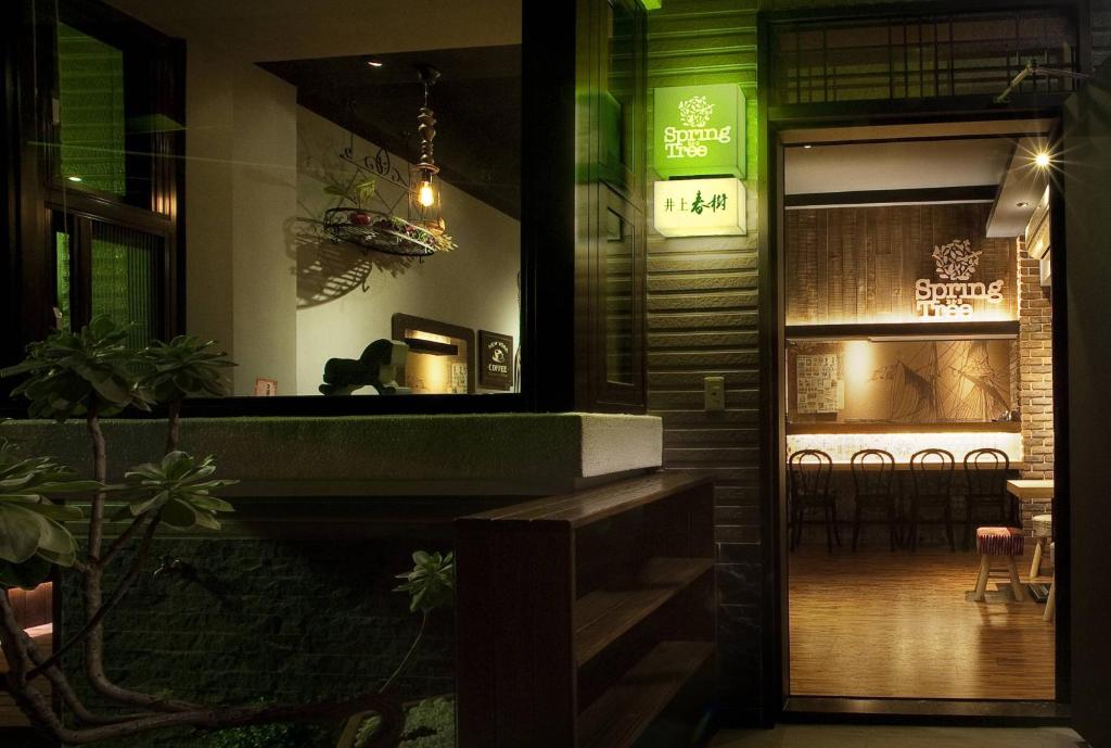a restaurant with a bar with a green light at Spring Tree in Luodong