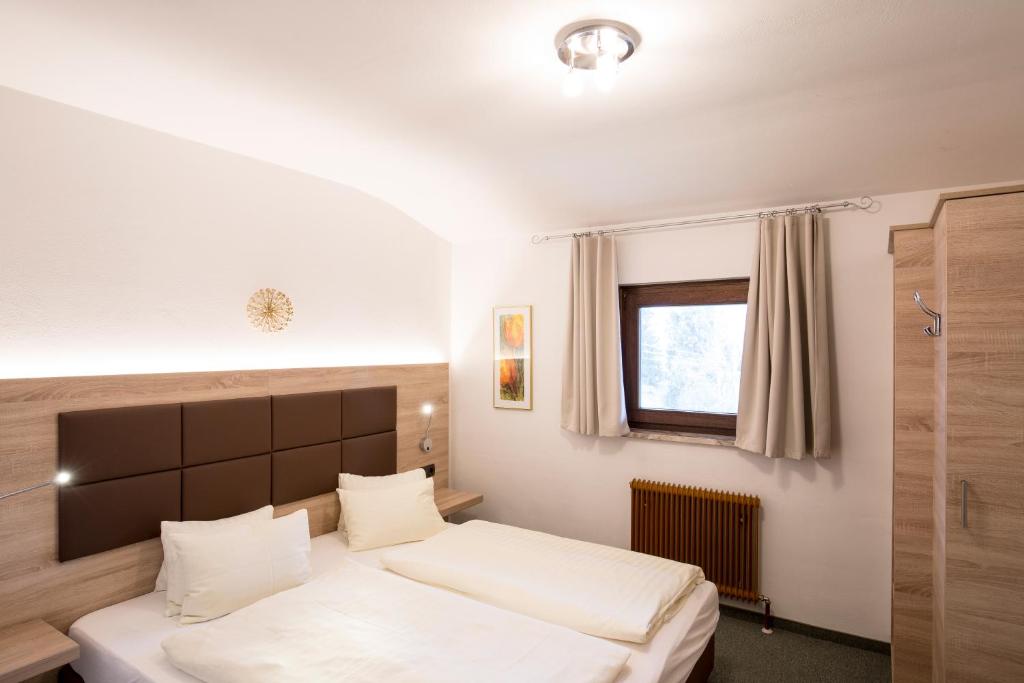 Una cama o camas en una habitación de Hotel Altmünsterhof