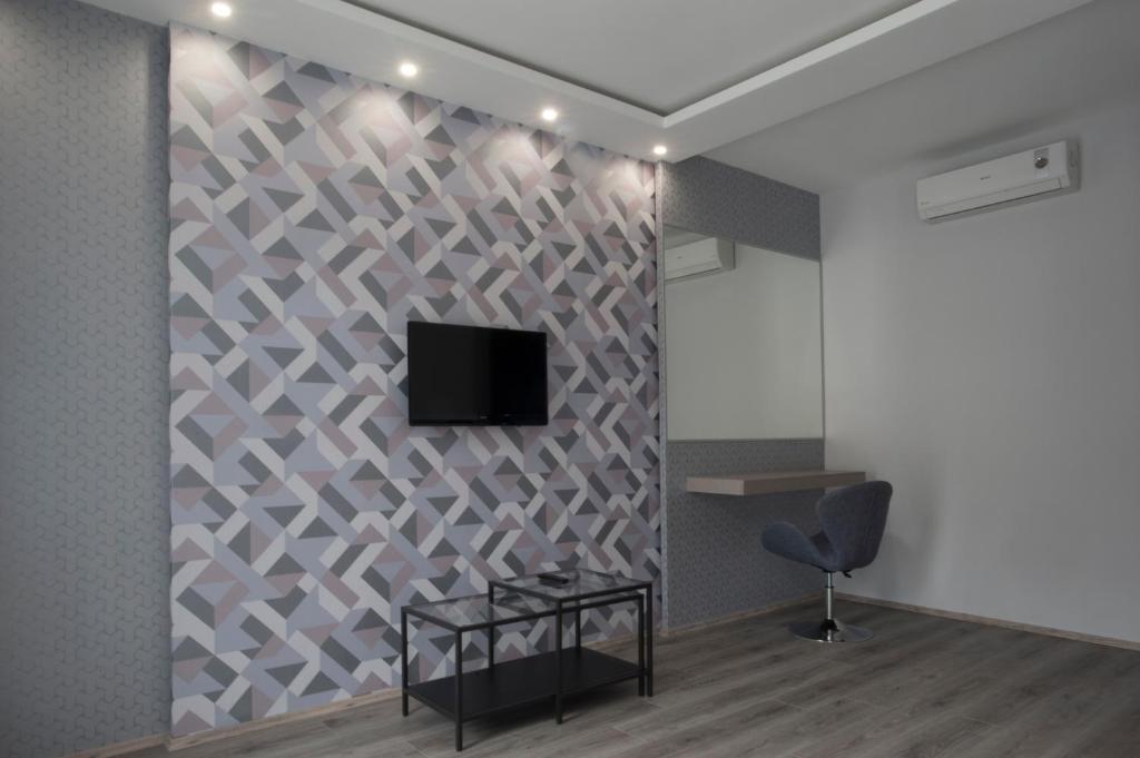 Televízia a/alebo spoločenská miestnosť v ubytovaní Hotel Talizmán