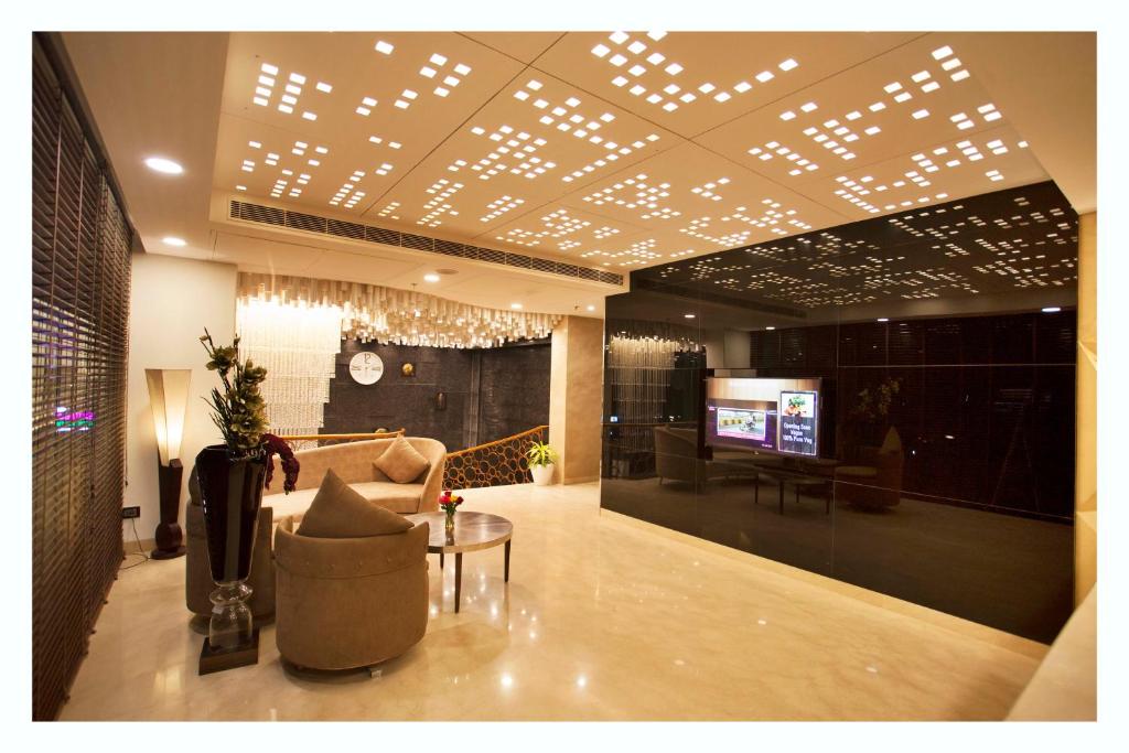 a lobby with a couch and a table and chairs at Kaisons Inn (Near Apollo Hospital) in New Delhi