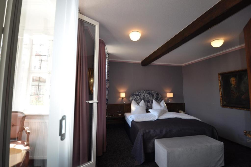 Postel nebo postele na pokoji v ubytování Hotel Schmuckkästchen