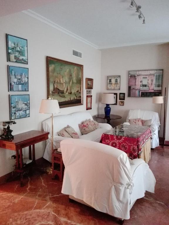 a living room with a couch and a table at Precioso Piso junto a Plaza de España in Seville